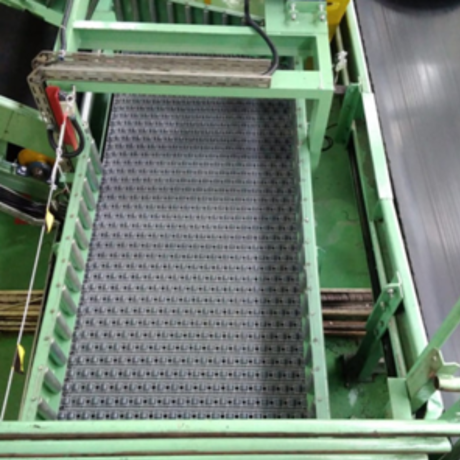 Pemasangan sistem konveyor otomatis